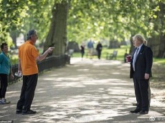 英国首相不戴口罩穿行公园！男子对约翰逊说了一些话还用手指着他！