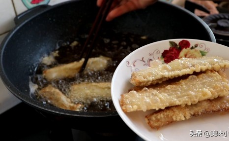 这才是炸带鱼的正确做法，外酥里嫩，好吃没腥味，方法超简单