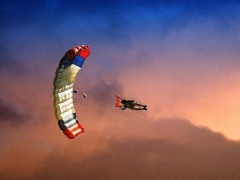 梦见跳伞是什么意思,梦到别人从高空跳伞落下有什么预兆