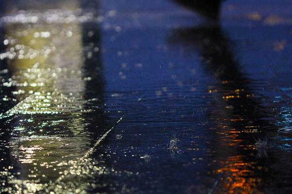 梦见被大雨淋湿是什么意思 女人梦到下大雨淋湿自己有什么预兆