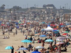 美国加州4万居民涌向海滩避暑！怎么回事？民众无视居家令的要求！