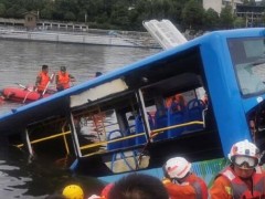 贵州公交坠湖已致2人死亡 冲进水库大巴内有高考学生 现在情况如何？