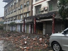 泸县地震亲历者：跑出房子墙就塌了
